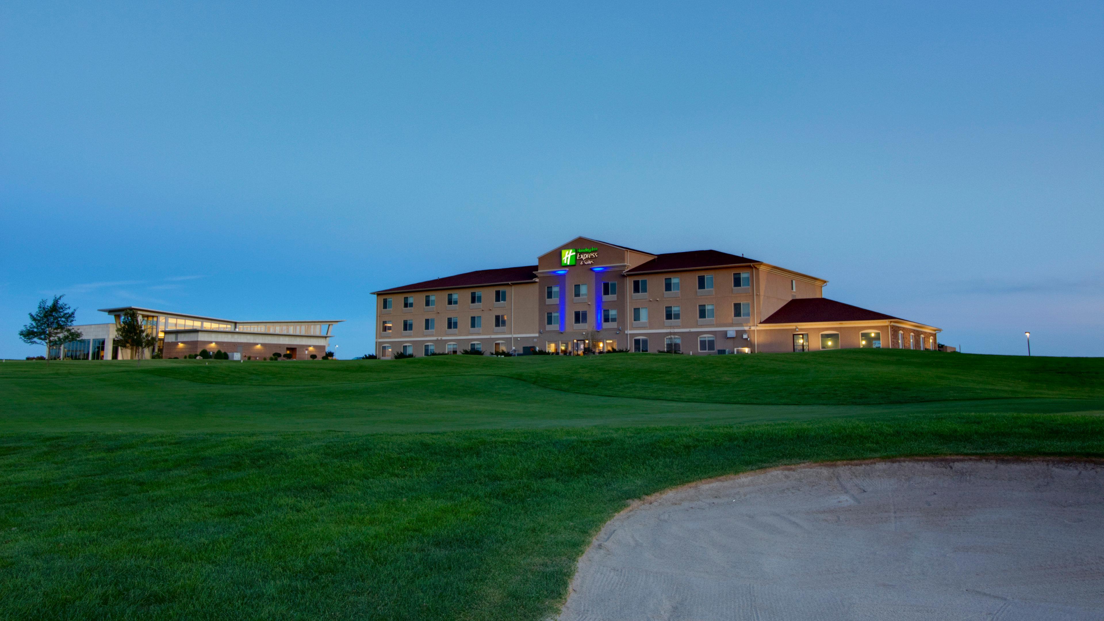 Holiday Inn Express & Suites Sioux Center By Ihg Exterior photo